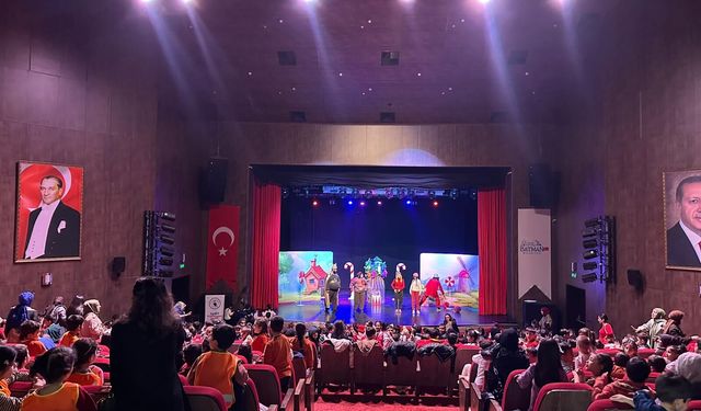 800 Öğrenci “Sportmen Kral” ile Buluştu: Sahne Hem Eğlendirdi Hem Öğretti!