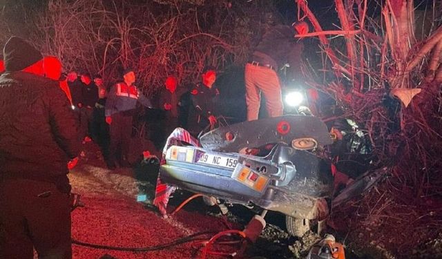 Antalya’da feci kaza: Ağaca çarpan araçta 2 kişi hayatını kaybetti