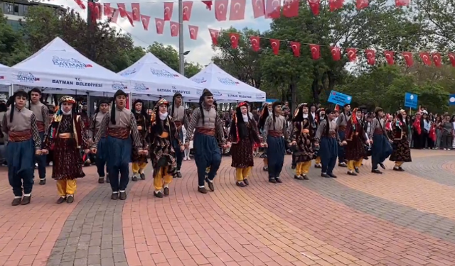 Batman’da Bayram Coşkusu: Atatürk Parkı Al Bayraklarla Donatıldı!