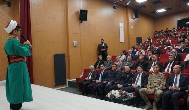 Beşiri'de Kitap Sevgisi Sahneye Taşındı: Haftası Coşkuyla Kutlandı!