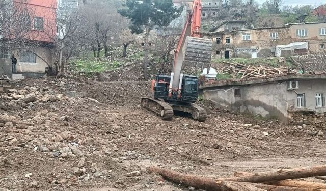 Kozluk’ta Bozulan Yollar Onarılıyor, Metruk Yapılar Yıkılıyor