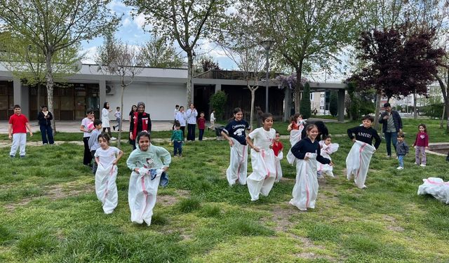 Millet Bahçesinde Neşe Dolu Anlar