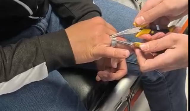Parmağındaki Metal Panik Yarattı! İtfaiye Dakikalar İçinde Kurtardı