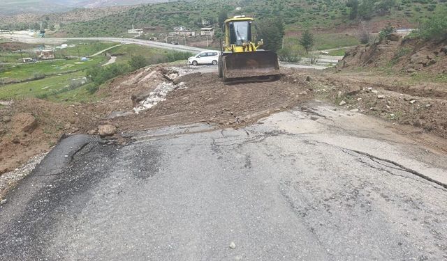 Sağanak Vurdu, Ekipler Seferber Oldu: Kozluk’ta Yollar Tek Tek Açılıyor