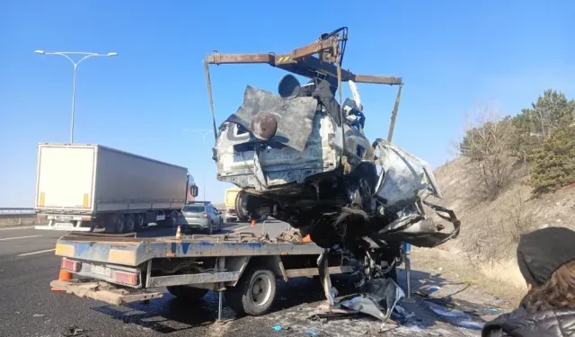 Ters Yöne Girip Kafa Kafaya Çarpıştılar: 5 ölü