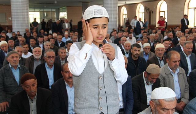 13 Yaşındaki Hafız Minbere Çıktı