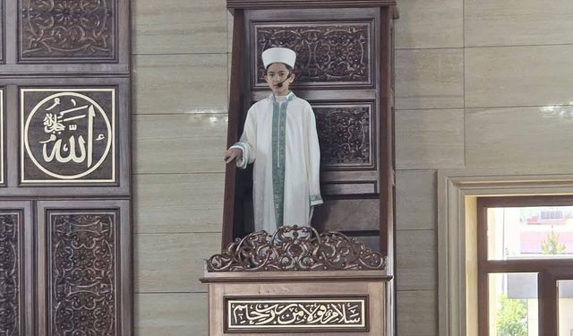 13 Yaşındaki Hafızdan Hutbe! Minbere Çıkan Harun Aslan Cemaati Duygulandırdı