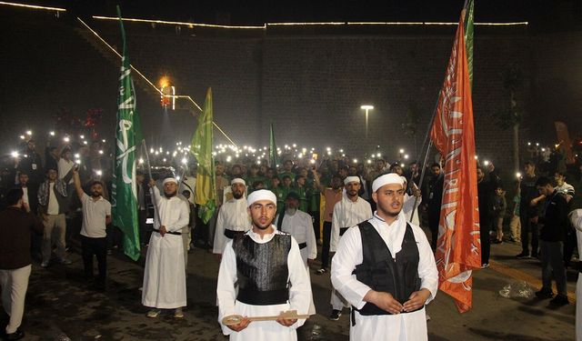 1387 Yıllık Fetih Anması Diyarbakır’da Yürüyüşle Canlandırıldı