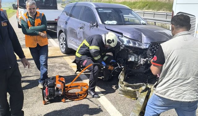 Batman–Diyarbakır Yolunda Korku Dolu Anlar: Bariyerlere Sıkışan Araç Trafiği Kilitledi