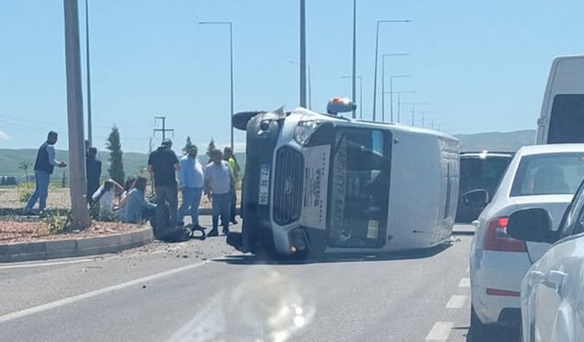 Batman-Hasankeyf Yolunda Dehşet: Minibüs Yan Yattı, 5 Yaralı!