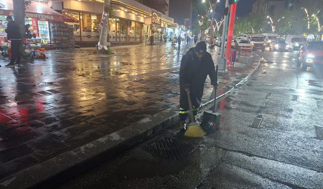 Batman’da Yağış Alarmı: Mazgallar Tek Tek Temizleniyor