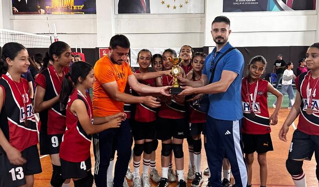 Bayındır’ın Kızları Zirvede: Filenin Sultanları Kupayı Kaldırdı