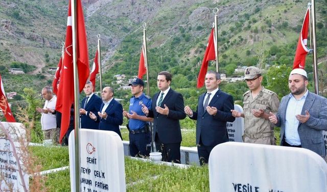 Bayramda Duygulandıran Ziyaret: Şehitler Dualarla Anıldı