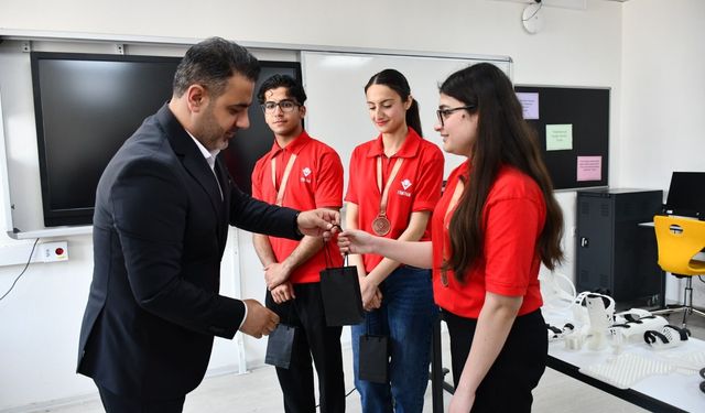 İl Başkanı Çetin’den TÜBİTAK’ta derece yapan öğrencilere ziyaret