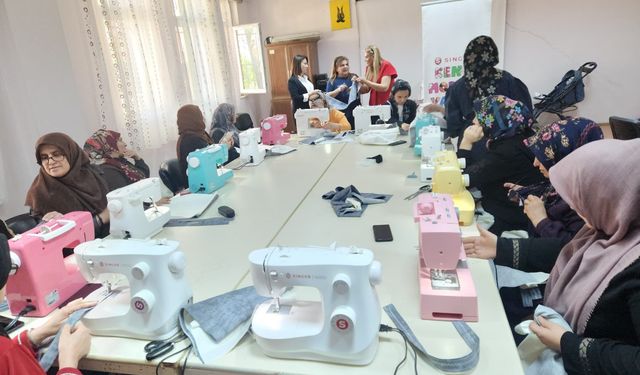 Kadınların Gücü Makinede Hayat Buluyor: Singer Destekli Terzilik Kursuna Yoğun İlgi