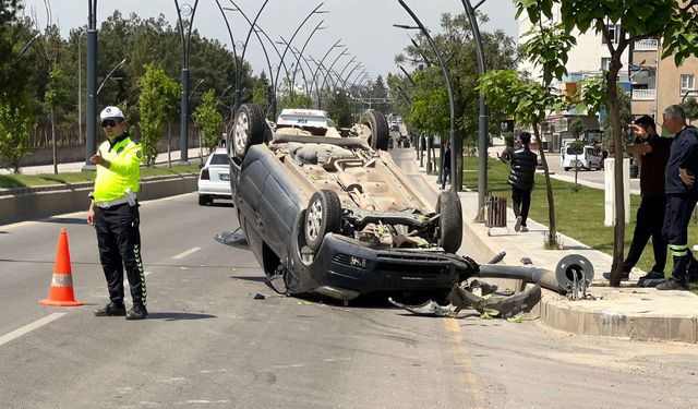 Kontrolden çıkan otomobil takla attı