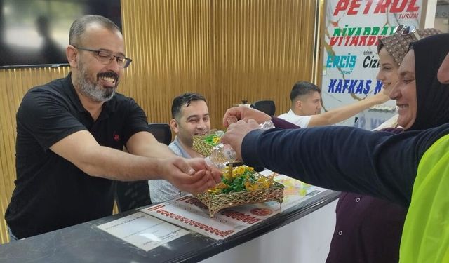 Yolculara Şeker Ve Kolonya İkramı