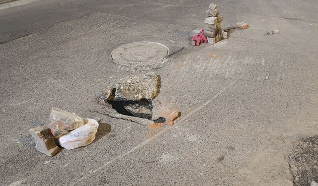 Batman’da Gece Yarısı Yol Çöktü: Mahalleli Taşlarla Önlem Aldı