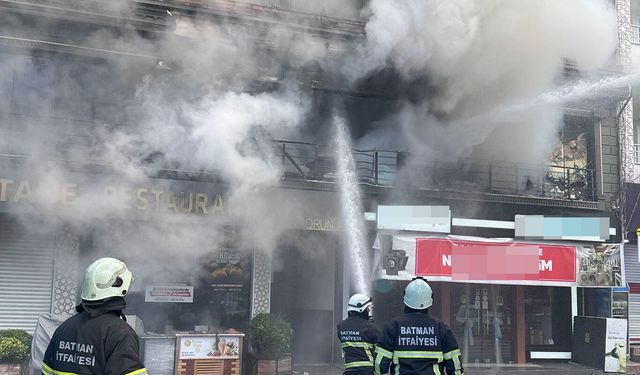 Batman'da Sabah Paniği! Pastaneyi Alevler Sardı