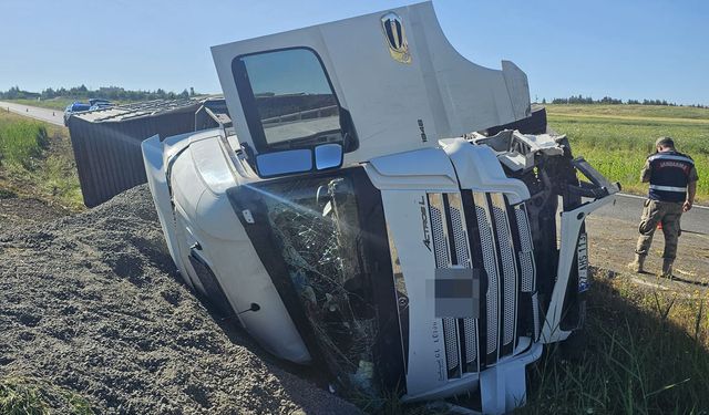 Beşiri Yolunda Feci Kaza: Tır Devrildi, Otomobil Tarlaya Savruldu