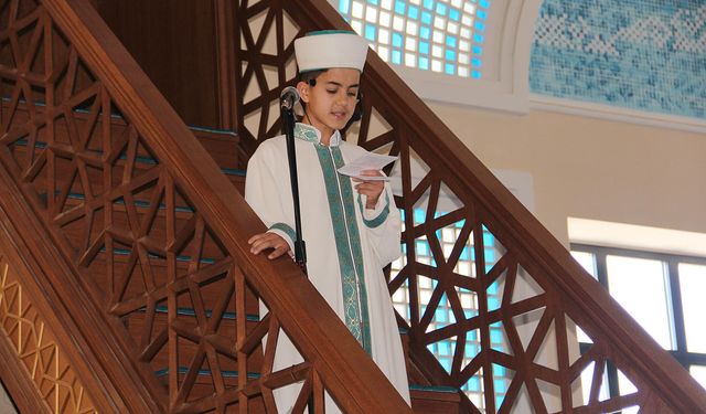 Cuma namazını 13 yaşındaki hafız kıldırdı
