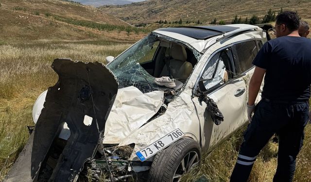 Hasankeyf Yolunda Korkunç Kaza: 2 Kişi Araçta Sıkıştı