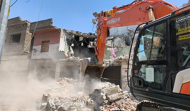 Metruk bina yıkıldı