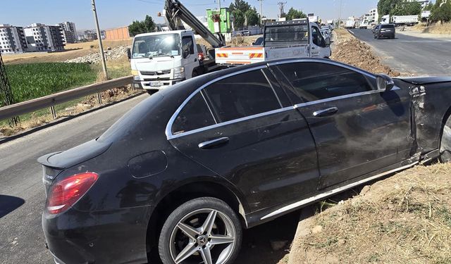 Otomobil İle Minibüs Çarpıştı