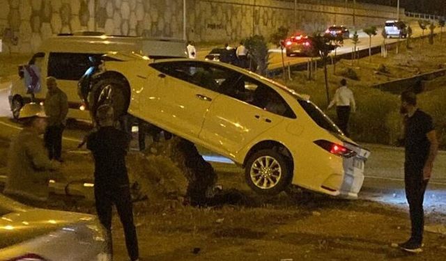 Otomobil Kaya Parçasının Üzerinde Asılı Kaldı!