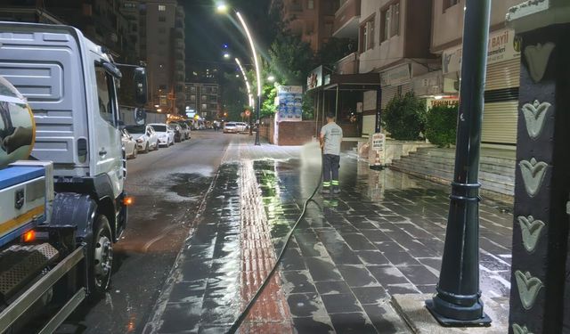 Sokaklar Köpüklü Su İle Yıkandı