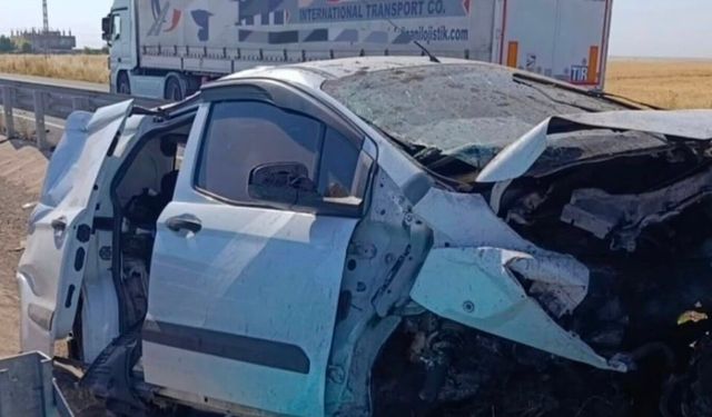 Ticari araç bariyerlere çarptı: Bir ölü 2 yaralı