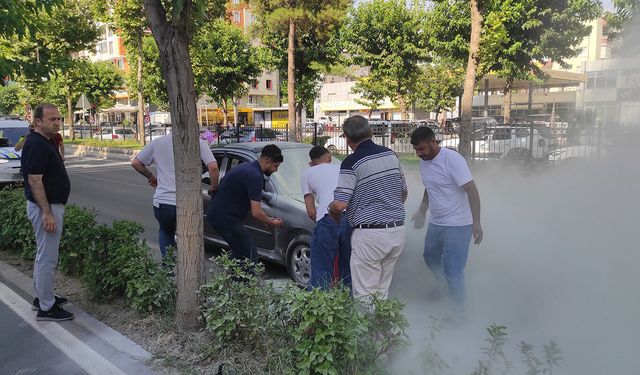 Batman'da Alev Alan Otomobili Otobüs Şoförü Kurtardı