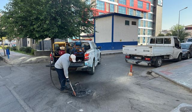 Batman'da İlaçlama Ekipleri Gece Gündüz Sahada