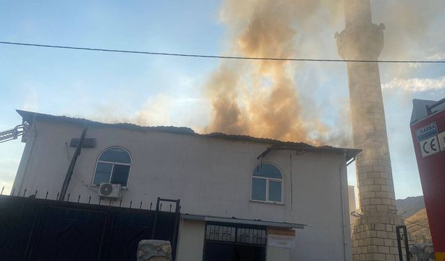 Cami Yangını İtfaiye Ekiplerinin Müdahalesiyle Söndürüldü