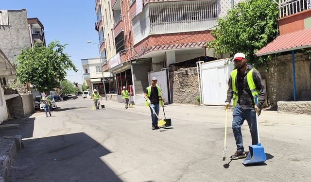 KENT GİRİŞLERİ VE MAHALLELERDE YOĞUN TEMİZLİK MESAİSİ