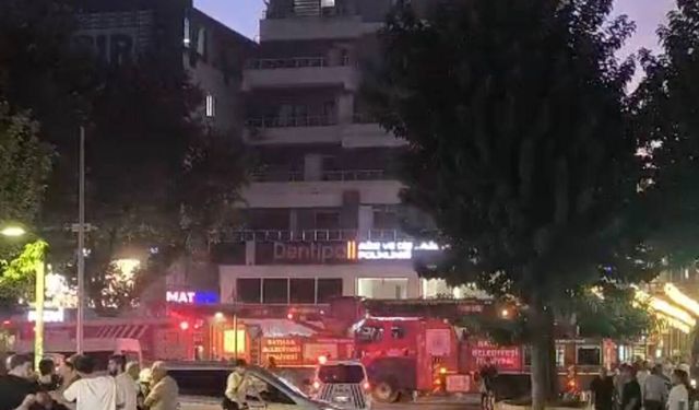 Plazanın Koridorunda Yangın: Dumandan Etkilenler Tahliye Edildi