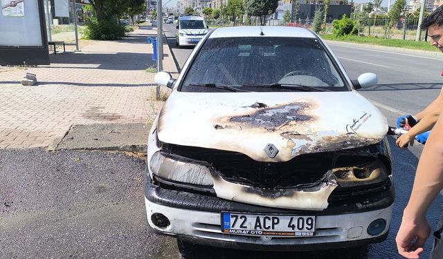 Seyir Halindeki Otomobil Alev Topuna Döndü