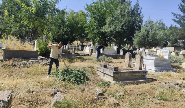 Batman Mezarlıklarında Temizlik Seferberliği