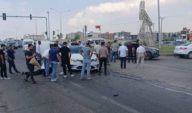 Batman’da Kavşakta Feci Çarpışma: 2 Motosikletli Yaralandı