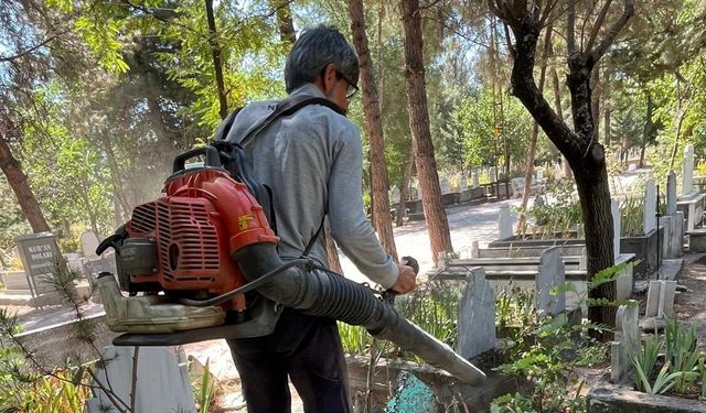 Mezarlıklarda Temizlik Ve Bakım Çalışmaları Sürüyor