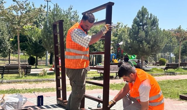 Yaz Aylarında Parklarda Bakım Ve Onarım Çalışmaları Sürüyor