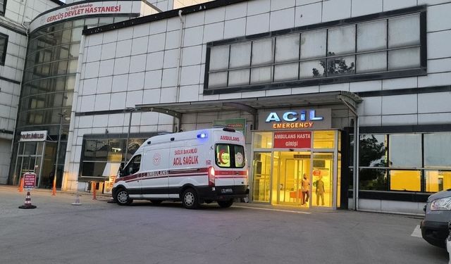 Gercüş'te Arazi Çalışmasında Kaza: Manevra Yapan Aracın Altında Kalan Genç İşçi Hastaneye Kaldırıldı