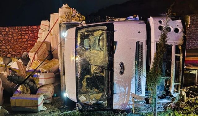Batman’da Saman Yüklü Kamyon Yan Yattı: 2 Yaralı
