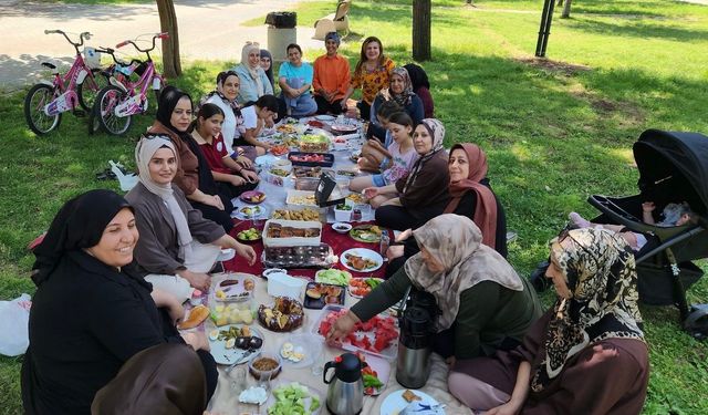 ÇATOM’da Mezuniyet Coşkusu: Kursiyerler Hem Öğrendi Hem Eğlendi