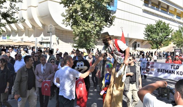 Festival Coşkusu Kortej Yürüyüşü ile Başladı