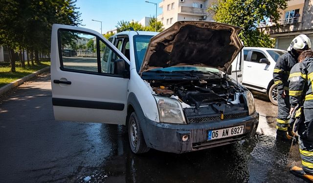Batman'da Seyir Halindeki Hafif Ticari Araç Alev Alev Yandı: Sürücünün Soğukkanlı Müdahalesi Faciayı Önledi
