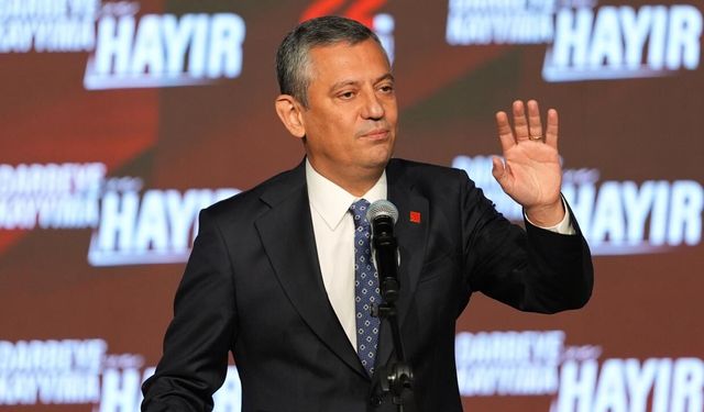Özgür Özel Mikrofon Olayı Nedir? Özgür Özel Canlı Yayında Mikrofonlarla Ne Yaptı? Özgür Özel Simetri Hastası mı?