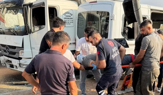 Tır ile Hafif Ticari Araç Çarpıştı: 6 Yaralı