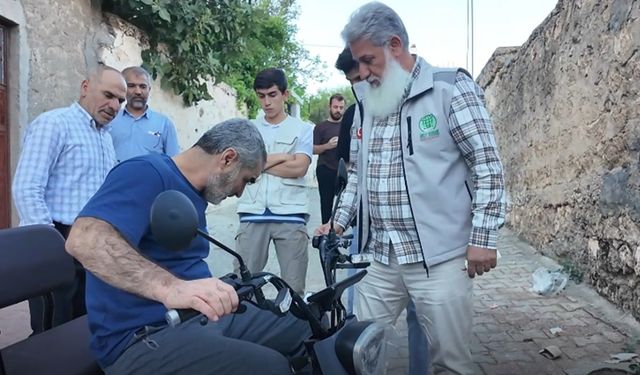Umut Kervanından engelli vatandaşa akülü motosiklet desteği