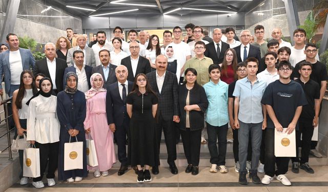 Vali Canalp, Eğitim Yıldızları Ödül törenine katıldı
